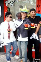 高清图：陈冠希戴卡通帽大扮可爱 最新潮店上海开张