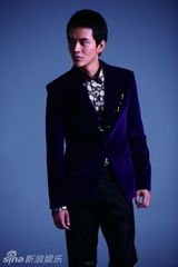 组图：黄明写真露肉秀胸肌 目光深邃展熟男魅力