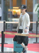 组图：刘诗诗素颜亮相机场 避安检猛喝饮料