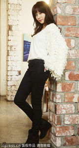 组图：金雅中黑白配清新出镜 气质纯美脱俗