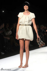 高清组图：超模阿格妮丝迪恩走秀跌倒 险些走光