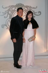 组图：汪圆圆婚礼甜蜜长吻 吴君如李嘉欣等到场