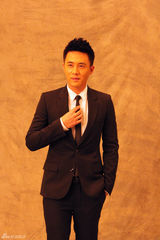 组图：杜淳助阵优雅盛典 黑色西装魅力有型