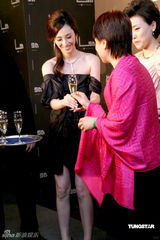 高清图：王菲周立波吴佩慈等齐贺杨澜店铺开张