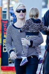 组图：P!nk全家三人出行 共享天伦惹人羡