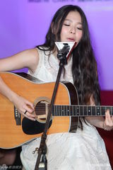 组图：萧敬腾张悬出席公益活动献唱表爱心