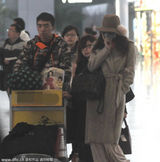 组图：林志玲大衣裹身似睡袍 遮素颜低头疾走