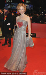 幻灯：《一个好人》首映人多势众 男女星热吻抢镜