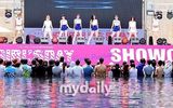 组图：GirlsDay发新辑秀性感 猛男泡泳池围观