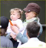 幻灯图：妮可基德曼携女游玩动物园向长颈鹿喂食