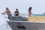 组图：蕾哈娜金比基尼现身游艇 豪饮府身秀椒乳