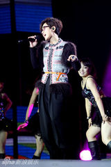 组图：周笔畅韩庚献唱深圳跨年 全场祝福Selina