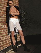 组图：超模坎蒂丝-斯瓦内普尔半裸出镜