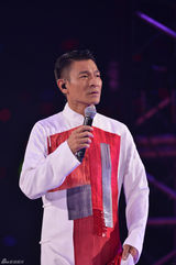 组图：刘德华广州开唱秀肌肉 与辣妹跳贴身热舞