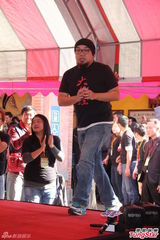 组图：《大稻埕》沿街发红包 猪哥亮隋棠亮相