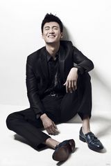 组图：戚迹黑白写真着西服朝气十足