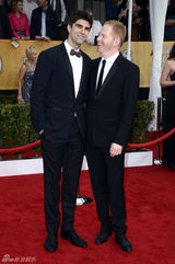 组图：19届演员工会奖举行 女星各色长裙PK红毯