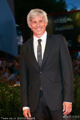 组图：弗朗西斯卡助阵《沙漠驼影》 美胸隐现