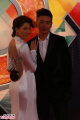 组图：钟嘉欣露背装抢镜 黄宗泽劲帅西装亮相