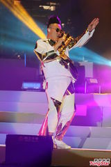 组图：陈奕迅台北火热开唱 台上大玩变装秀