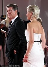 组图：老牌007布鲁斯南帅气现身威尼斯美女环绕