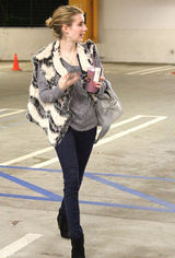 组图：艾玛-罗伯兹街拍LOOK奶油色黑纹马甲保暖