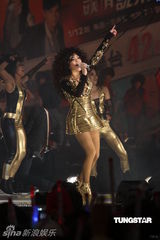 组图：五月天张惠妹等接力开唱 领众人跨越2011年