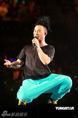 幻灯图：陈奕迅个唱为张国荣流泪 父亲妻女纷纷捧场