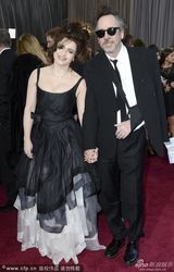 组图：大导演蒂姆-伯顿与女友海伦娜亮相