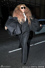 组图：Lady Gaga变母狮 另类泡泡袖西装抢镜