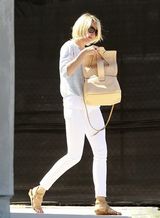 组图：卡梅隆-迪亚兹一身别致白衣现身加州