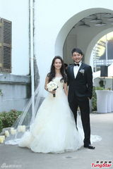 组图：张震大婚献吻娇妻 亲手为新娘提裙摆