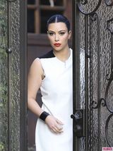 组图：金-卡戴珊孕像明显 黑白连衣裙秀巨臀