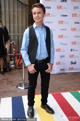 组图：布洛林撑《劳工》首映 温斯莱特深V秀沟