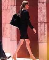 组图：安吉丽娜朱莉黑裙干练现身 消瘦似纸片人