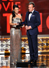 组图：丹尼-斯特朗《规则改变》获迷你剧最佳剧本奖