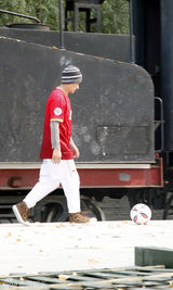 组图：何晟铭片场秀娴熟球技 向恒大致敬