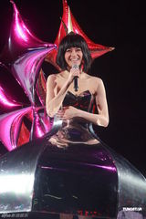 组图：梁咏琪个唱落幕性感典雅 外籍男友现身支持