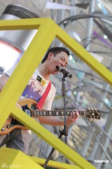 组图：黄贯中街头激情开唱 代24味成员否认斗殴