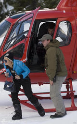 幻灯图集：希尔顿和男友滑雪度假直升机接送