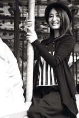 组图：郭珍霓旋转木马写真 尽显天真童趣