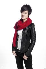 幻灯图：李宇春个唱海报曝光 赤脚拍摄诠释真我