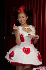 组图：郭书瑶红白短裙亮相 大露胸器秀性感