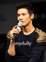 幻灯图：元彬出席新片《叔叔》新闻发布会