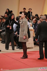 组图：方逸华跪拜邵逸夫 刘德华张学友致祭