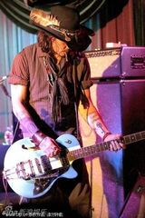 组图：约翰尼德普重组摇滚乐队 叼烟弹吉他酷劲十足