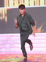 组图：迟帅回《小神龙》做评委台上热舞