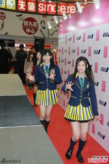 AKB48姐妹团旋风袭港 甜笑击掌粉丝乐翻天