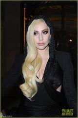 组图：Gaga金发八字奶现身秀场 大扮爆乳黑寡妇