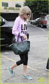 组图：泰勒俏丽短发上舞蹈课 粉衣紧身裤清新范